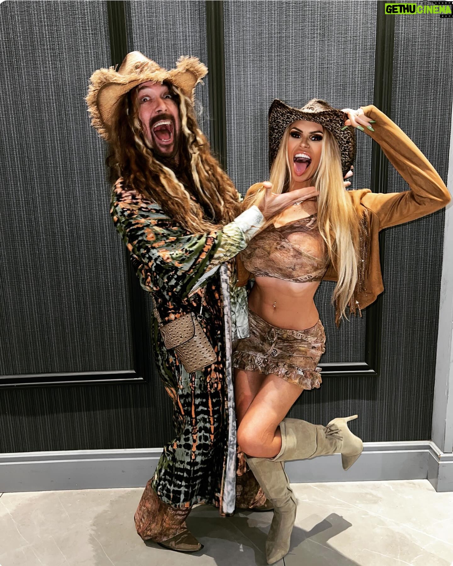 Jess Harnell - 379 Likes - Every night is date night!! 🙌🍲