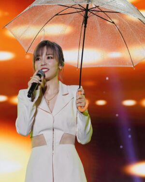 Jess Lee Instagram - 撐著傘唱歌真的有點⋯ 不知所措！
靈活的小手無處安放！😆