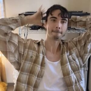 Jesse Kanda Instagram - hi!!!!
there is a new album coming!
I’ve put the first song/vid on my youtube - please jump there from link in bio
lots of love!!!! 💗🤍💓❣️💕
🐡🐣🌱🥸
it’s me singing ☺️