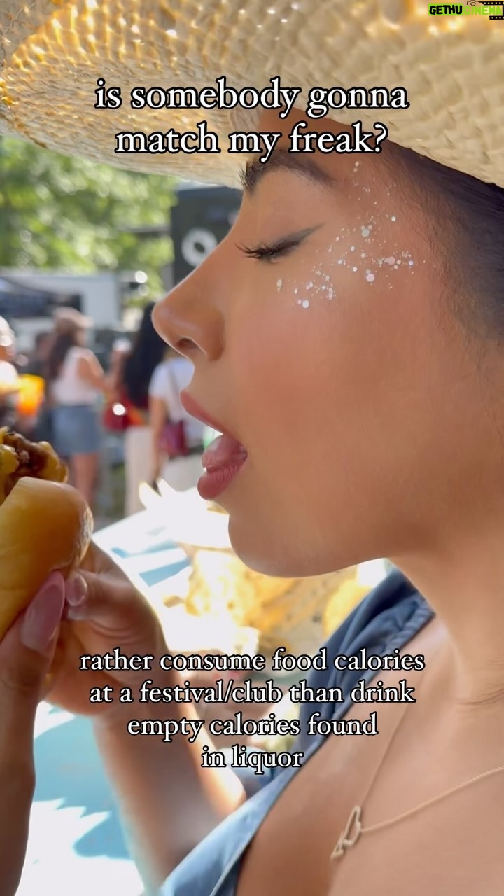 Jessenia Gallegos - 29.6K Likes - who also finds working out and traveling fun; not boring or stressful ✈️ 💪
#foodie #foodielife #foodieadventures #latina #dating #single #relatable