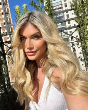 Jéssica Belcost Instagram - Apaixonada pelo meu novo cabelo!! 😍
E o loiro do momento tem nome: Vanilla.

Deixei as fotos sem filtro, no sol e na sombra pra quem gostar poder pedir o mesmo tom no salão.

É um intermediário entre dourado e platinado, antigamente chamado de “champagne”.

Feito pelas mãos da @loirascuritibaoficial e @allexandriannoficial

Acho que é minha cor preferida e o nome é mais minha cara impossível, né?! 😂

Amei!! Gostaram?