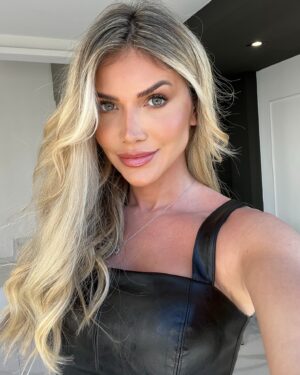 Jéssica Belcost Instagram - Apaixonada pelo meu novo cabelo!! 😍
E o loiro do momento tem nome: Vanilla.

Deixei as fotos sem filtro, no sol e na sombra pra quem gostar poder pedir o mesmo tom no salão.

É um intermediário entre dourado e platinado, antigamente chamado de “champagne”.

Feito pelas mãos da @loirascuritibaoficial e @allexandriannoficial

Acho que é minha cor preferida e o nome é mais minha cara impossível, né?! 😂

Amei!! Gostaram?