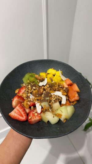 Jéssica Belcost Instagram - O que eu como em um dia!! 🥗🍳✨

Eu como o que gosto e há anos descobri que é fácil gostar de comida saudável quando ela é tão gostosa quanto qualquer outra! :) 

Eu não faço as mesmas refeições todos os dias, mas nesse dia foi:

Manhã:
Tapioca @dacolonia com 2 claras e 1 gema de ovo
Café puro

Almoço:
Frango e legumes
Água

Sobremesa:
Barra de proteína com coco adoçada com tâmaras

Jantar:
Salada com atum
Água

Ceia: 
Salada de frutas com pasta de amendoim com avelã e cacau
Água

Agora me conta, vocês gostam de vídeos nesse estilo? Eu adoro assistir pra pegar boas ideias! :)