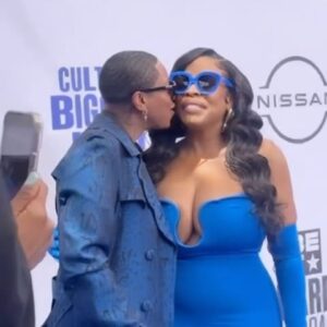 Jessica Betts Instagram - We made HERSTORY ‼️ The Betts are the FIRST same sex, married couple to present in 24 years! Thank you @betawards for having us! AND we walked out to our song, I’m a Winner Baby 🎼🎉 Thank you to @joeyharrisinc &  @kitapubdiva team work makes the dream work!  We ended Pride Month with a bang!🌈🌈🌈#BettsOfBothWorlds
Captured by @siah__