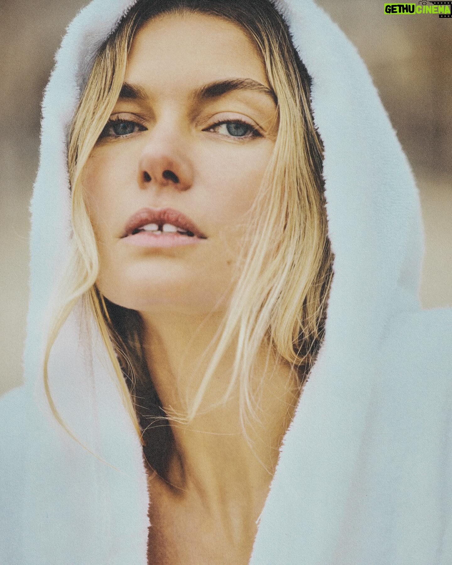Jessica Hart - 21K Likes - Malibu Barbie
Photographer; Aaron Feaver @feaverish
Stylist; Ellie Witt @ejwitt
Hair; Stephen Low @stephenlowhair
Makeup; Zara Kaplan @zarakaplanmakeup
Location; Jamo’s Malibu shack @jamowillo
#malibu #beach #jessicahart #barbie #malibubarbie #newshoot #fashion #beachfashion #australian #beauty #hifive #swimsuit