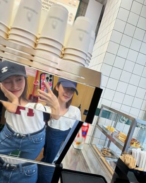 Jessica Jung Instagram - Sundays with @vousmevoyez 👭🏻🍓🥤