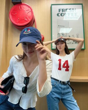 Jessica Jung Instagram - Sundays with @vousmevoyez 👭🏻🍓🥤