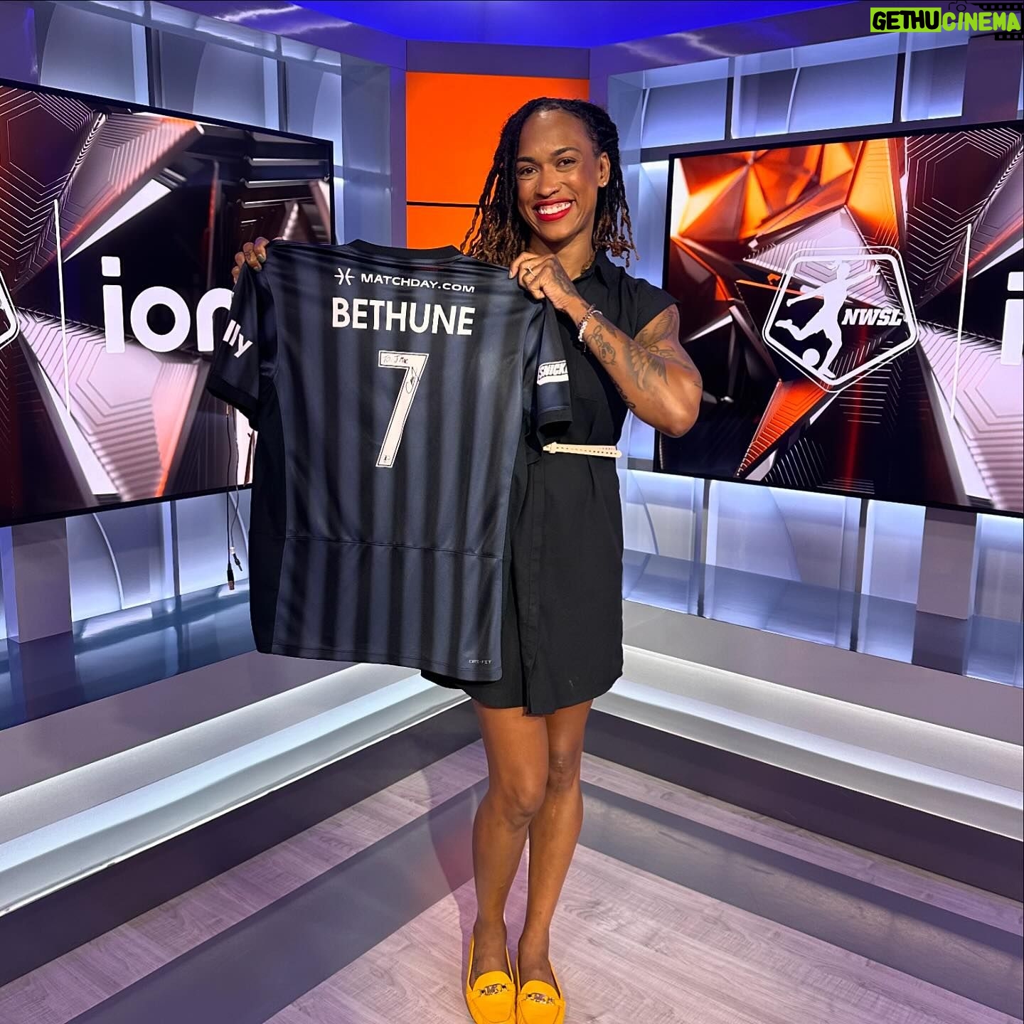 Jessica McDonald - 2.8K Likes - Well, if you can’t tell by the smile on my face, I am over the moon with this surprise from @croixbethune , my fav player in the @nwsl. I’m so beyond thankful 🙏🏽😭