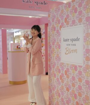 Jessica Vania Instagram - @katespadeny ‘Bloom’ is officially launched in Indonesia. And it’s perfect for those of you who’s looking for a floral fruity fragrance💐🍏

Type scent yang cocok banget untuk daily. Mix dari green apple, orange, camelia & sandalwood kayak gambarin wanita cheerful, sweet & easy going. So check their pop up booth at GI level 1, and go grab yours🩷
#KateSpadeBloom #KateSpade
📸: as always master @windysucipto 😂