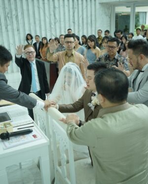 Jessica Vania Instagram - Happy 4th anniversary @echasoemantri terlalu seru pernikahan ini terlalu sayang Tuhan Yesus sama kita. Umur pernikahan baru 4 tahun tapi pelajarannya udah kayak orang nikah puluhan tahun buahaha
-
Percayalah, pernikahan kamu hanya akan seru, indah, dan saling mau bekerjasama ketika kamu menaruh Yesus ditengah2nya. Semua yang kita lakuin bahkan ributin sekalipun, dasarnya kasih dan mau sama2 naik level. Plus, jangan lupa spark dlm pernikahan harus selalu dibuat..bukan di tunggu kita udh bukan lagi PDKT jadi wajib di buat. Kembang api aja baru meledus kalo di bakar, bukan di plototin🤪