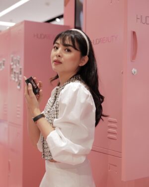 Jessica Vania Instagram - New in town, easy bake and snatch pressed powder from @hudabeauty — available in 8 shades!
This powder works like a magic on your face:
• instant lift
• super bright look in a sec
• no baked time needed
• comes with precision designed sponge
So what are you waiting for? Come and grab it now at @sephoraidn 
#HudabeautyID #EasyBakeandSnatch