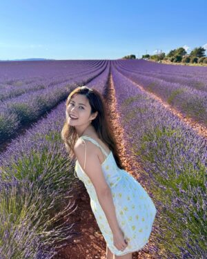 Jessie Fong Win-Lam Instagram - 今年終於可以7月嚟薰衣草田留倩影🤭

#lamlam✈️
#震懾眼球
#薰衣草
#lavender