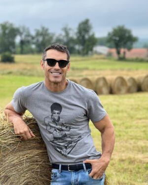 Jesús Vázquez Instagram - Lo tengo claro. Soy mas de campo que las amapolas🐔🌻🐮🇫🇷😃