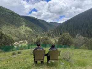 Jet Li Instagram - Ten years ago was the first time I came to do a retreat up in these mountains. Because of the high altitude, at 4000 meters, I always have to struggle with my physical body. I’m so grateful to my guru Khenpo Tsultrim Lodrö for patiently guiding me in my study and practice here. This year, I’m so happy because my wife and youngest daughter, Jada, were able to experience this very special place with me during this last week. The most important part of every session of practice is to make an aspiration for world peace, less suffering, and good health and happiness for all.