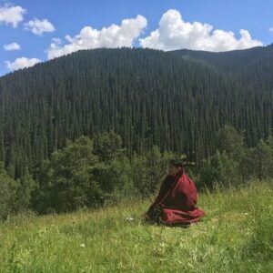 Jet Li Instagram - Ten years ago was the first time I came to do a retreat up in these mountains. Because of the high altitude, at 4000 meters, I always have to struggle with my physical body. I’m so grateful to my guru Khenpo Tsultrim Lodrö for patiently guiding me in my study and practice here. This year, I’m so happy because my wife and youngest daughter, Jada, were able to experience this very special place with me during this last week. The most important part of every session of practice is to make an aspiration for world peace, less suffering, and good health and happiness for all.