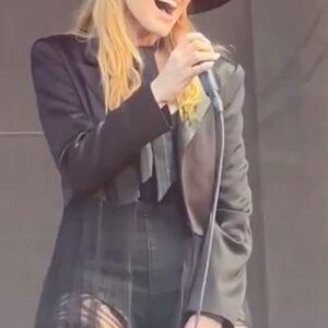 Jewel Instagram - Walking into the weekend w a whole lotta love 🤘

🎥: @marstock1981