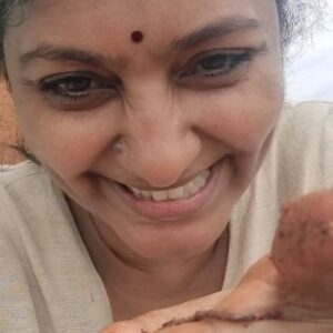Jhansi Instagram - Earthworms... our best friends...

Don't lose touch with soil.