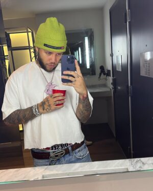 Jhay Cortez Instagram - Mi Vida un poco Rockstar….