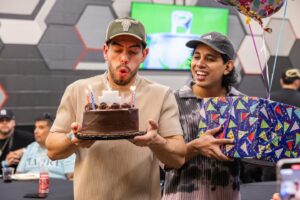 Jhonny Caz Instagram - FELIZ CUMPLEAÑOS AL AMOR DE MI VIDA, @jonbencomo  doy gracias a Dios, a la vida, al destino de tenerte a mi lado caminando de la mano, amo poder celebrar tu vida y ver esa sonrisa que me enamora 😍 gracias por elegirme como tu compañero de vida, espero poderte festejar tu cumpleaños muchos años más.  32 años nunca se vieron mejor VIEJO SABROSO 🤤