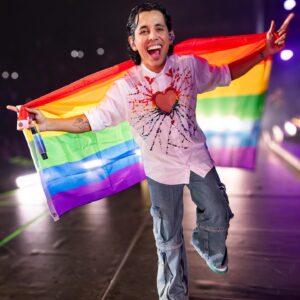 Jhonny Caz Instagram - El día de hoy puedo gritar que me acepto, me amo y me siento ORGULLOSO DE SER QUIEN SOY 🏳️‍🌈 

Ama libre, sin miedo y con todos tus colores! 

Stylist: @rubensepulvedaoficial