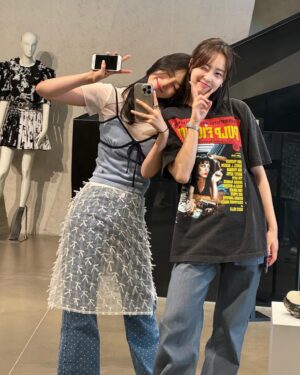 Ji Hye-won Instagram - 애비니랑 진짜 귀여운 신발구경하고 왔다🫧🫧🤍