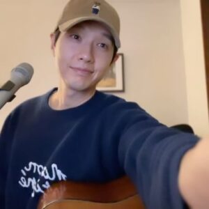 Ji Hyun-woo Instagram - 일요일에 만날 때 개인 이름표를 만들어서 달아주시면
제가 이름을 불러드리기 편할 것 같아요~!
닉네임도 괜찮구요.
그리고 하고 싶은 말이나 궁금했던 것들도 막상 얼굴보면 까먹기도 하니까 짧게나마 적어보시는 것도 좋을 것 같습니다.
(물론 모든분들의 얘기를 현장에서 다 할 수는 없으나…^^;)
노래 가사처럼 긴 말 안해도 다 아시죠?!^.~