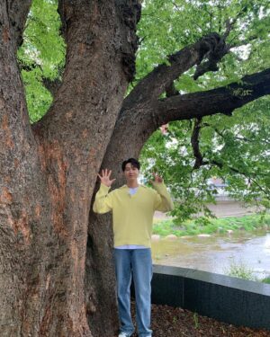 Ji Hyun-woo Instagram - 800년이 넘도록 저 자리에서 마을을 지켜주고 계시는 수호신🙏🌳