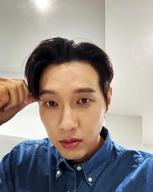 Ji Hyun-woo Instagram - 오늘 하루도 수고하셨습니다.
퇴근합시다~!^^
산책도 하고 건강하고 몸에 좋은 거 챙겨 먹고 하루를 잘 마무리 합시다^.~
#지현우#사거리그오빠#산책#처음마주하는감정#오빠시대#MC오빠#밴드