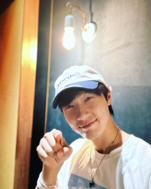 Ji Hyun-woo Instagram - 추석 명절 잘 보내고 계신가요?
사랑하는 사람들과 맛있는 음식도 드시고~! 쉬면서 2023년 마무리는 어떻게 보내고 싶으신지도 생각해보시고 올 한해도 잘 버텨온 나에게 고마워 하는 시간도 보내시길 바래요🤗
#사거리그오빠#지현우#기타#보컬#녹음#신곡#밴드
떨어져 있어도 연결 될 수 있는 작업을 계속 해 나가고 있다^.~