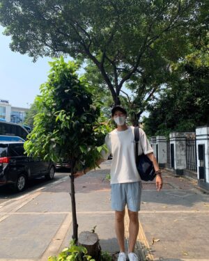 Ji Hyun-woo Instagram - 자카르타 이슬람 사원 근처에서 만난 친구를 소개합니다.
지나가던 제 발걸음을 멈추게 했던 녀석
다음에 다시 만날때까지 건강하자 우리
^.~