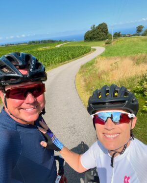 Jill Johnson Instagram - Vissa dagar skiner mer än andra! Vilken UNDERBAR cykeltur vi fick idag på Hallandsåsen!!

Mattias♥️, #bästecoachen !