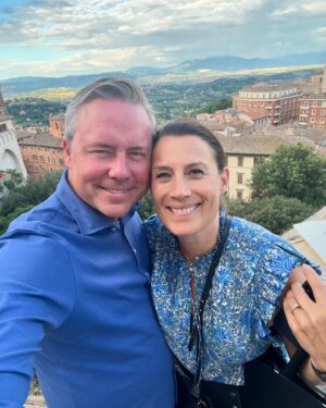 Jill Johnson Instagram - En sista kväll i Italien för den här gången. Vilken underbar resa. Mattias är en Google-kung och hittar de mest fantastiska platser. Känns som att allt är vackert i Italien. 

Ännu en gång lyckas vi blanda jobb och semester på bästa sätt. Jag har till och med läst en bok de här dagarna. Så tacksam ! Livet🙏🏼🇮🇹❤️

Imorgon reser jag hem mot Eds countryfestival 🤩 och Mattias reser vidare till USA.  Arrivederci!! 😎