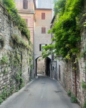 Jill Johnson Instagram - En sista kväll i Italien för den här gången. Vilken underbar resa. Mattias är en Google-kung och hittar de mest fantastiska platser. Känns som att allt är vackert i Italien. 

Ännu en gång lyckas vi blanda jobb och semester på bästa sätt. Jag har till och med läst en bok de här dagarna. Så tacksam ! Livet🙏🏼🇮🇹❤️

Imorgon reser jag hem mot Eds countryfestival 🤩 och Mattias reser vidare till USA.  Arrivederci!! 😎