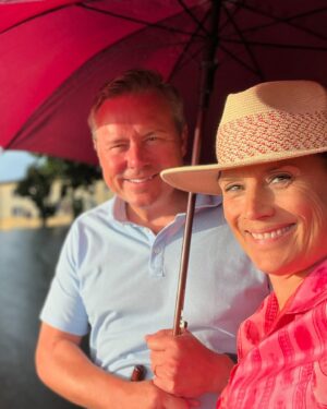 Jill Johnson Instagram - En sista kväll i Italien för den här gången. Vilken underbar resa. Mattias är en Google-kung och hittar de mest fantastiska platser. Känns som att allt är vackert i Italien. 

Ännu en gång lyckas vi blanda jobb och semester på bästa sätt. Jag har till och med läst en bok de här dagarna. Så tacksam ! Livet🙏🏼🇮🇹❤️

Imorgon reser jag hem mot Eds countryfestival 🤩 och Mattias reser vidare till USA.  Arrivederci!! 😎