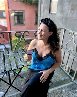Jill Johnson Instagram - Glad Midsommar 
kära vänner och följare🌸. 
 
Kram från vackra Porto💗

📸 @mattiaselg.psykolog