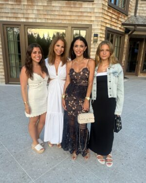 Jill Zarin Instagram - Beautiful weekend in the Hamptons! So so happy! 👢🤍 🍤💃🏻@bethennyfrankel @allyshapiro @hamptonsmag

#hamptons #OGS #fashion #family #love #seafood #summertime