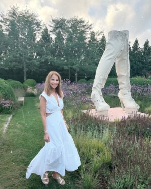Jill Zarin Instagram - Beautiful weekend in the Hamptons! So so happy! 👢🤍 🍤💃🏻@bethennyfrankel @allyshapiro @hamptonsmag

#hamptons #OGS #fashion #family #love #seafood #summertime