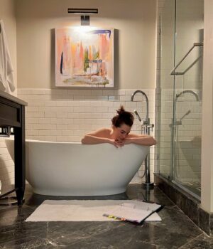 Jillian Murray Instagram - 🎬 Virginia ❤️ 

Huge thank you to @thevirginianhotel @curiocollection for making me feel all the Christmasy feels while away from my family. After long days on set, coming back to this place really makes a difference. And yes I always study my lines in the bath.