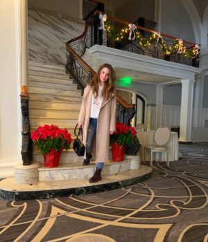Jillian Murray Instagram - 🎬 Virginia ❤️ 

Huge thank you to @thevirginianhotel @curiocollection for making me feel all the Christmasy feels while away from my family. After long days on set, coming back to this place really makes a difference. And yes I always study my lines in the bath.