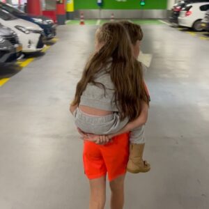 Jim Bakkum Instagram - Al bijna anderhalve maand vrij en ik geniet van de tijd met mijn gezin. En dat blijf ik nog doen de komende weken, voordat er weer een ontzettend druk, geweldig jaar aanbreekt. Mooie dingen ✨(o, dit liedje zit er per ongeluk onder en ik krijg ‘t niet meer weg. ach, ons Brit, kan altijd)