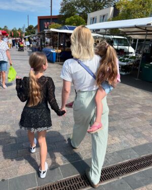 Jim Bakkum Instagram - Al bijna anderhalve maand vrij en ik geniet van de tijd met mijn gezin. En dat blijf ik nog doen de komende weken, voordat er weer een ontzettend druk, geweldig jaar aanbreekt. Mooie dingen ✨(o, dit liedje zit er per ongeluk onder en ik krijg ‘t niet meer weg. ach, ons Brit, kan altijd)