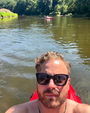 Jim Bakkum Instagram - “Papa is op deze foto echt zo’n Facebookvader”, hoorde ik Posy zeggen na deze heerlijke dag op het water. Super. (swipe voor een Facebookmoeder)