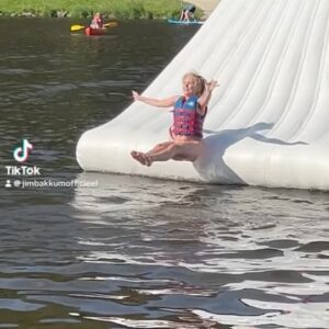 Jim Bakkum Instagram - Die voetjes boven dat water 😂 #vakantie