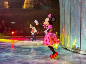 Jimena Píccolo Instagram - Nuestro primer DISNEY ON ICE 🩵

Es hermoso compartir momentos juntos, me emociona verte crecer tanto.