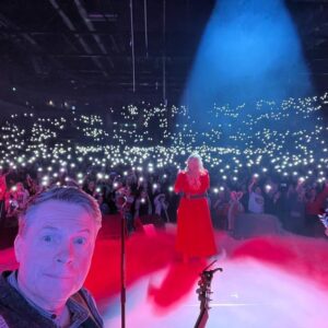 Jimmy Kelly Instagram - Ihr Lieben,
es war ein mega Start! ✨🎉💪🏻 Danke, Krefeld…Ihr habt gerockt, gesungen und gefeiert. ☘️
Jetzt geht es weiter nach Mannheim…mal sehen, was Ihr morgen so könnt!😉 Ich freue mich auf eine tolle Tour! 
God bless, Euer Jimmy 
#kellyfamily #thekellyfamily #krefeld #premiere #christmasshow #ontheroadagain #theselfiekingstrikesagain #jimmykelly #iwillsinguntilidie @thekellyfamilyofficial