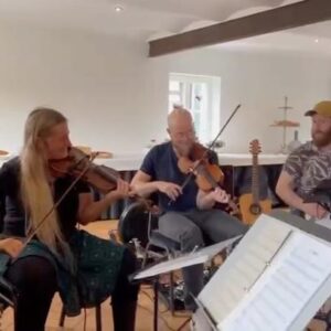 Jimmy Kelly Instagram - Liebe Freunde, 
hier kommt ein bißchen gute Laune für Euch an diesem kalten, verregneten (bei uns sogar verschneiten) Dienstag! 🥳🎻🪗🪕
Die Proben laufen auf Hochtouren und wir können es nicht erwarten, unsere Freude an der Musik bald live mit Euch zu teilen. 🎉 

Wer kann denn erahnen, welchen bekannten Song wir hier mit eingebaut haben? 🤓😉 

Viele Grüße aus dem Proberaum,
God bless, Jimmy 

Tourdaten:

20.04 Leipzig 
21.04 Chemnitz 
22.04 Dresden 

27.04 Hannover 
28.04 Suhl 
29.04 Gera 

03.05 Regensburg 
04.05 Saarbrücken 
05.05 Trier 

11.05 Osterholz-Scharmbeck
12.05 Lübeck 

18.05 Rheda-Wiedenbrück
19.05 Lingen 
20.05 Düsseldorf 

27.05 Stuttgart 
28.05 Mannheim 

06.06 Hamburg 
07.06 Berlin

#jimmykelly #jimmykellyandthestreetorchestra #ontour #livemusic #wewillrockuntilwedrop and #iwillsinguntilmyvoicewontletme #fiddle #rehearsals #wegotlove #musicmakesthepeoplecometogether #seeyousoon #kellyfamily #thekellyfamily