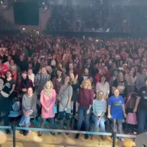 Jimmy Kelly Instagram - Tausend Dank, Magdeburg! Was für ein schöner Abend! ✨🎄✨ Jetzt mache ich mich auf den Heimweg #drivinghomeforchristmas und ich wünsche Euch allen frohe, ruhige und vor allem gesegnete Festtage. 🌟
Wir sehen uns am 26.12. in Köln wieder…Danach geht es dann live in Dortmund, Oberhausen und Frankfurt weiter. Kommt vorbei! 😉🥰
God bless & merry Christmas , Euer Jimmy
#kellyfamily #thekellyfamily #jimmykelly #ontheroadwithjimmy #itsbeginningtolookalotlikechristmas #illbehomeforchristmas #ontheroadagain #christmasparty #thankful #haveyourselfamerrylittlechristmas #blessedbeyondmeasure