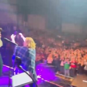 Jimmy Kelly Instagram - Hey Riesa, ich danke Euch für diesen tollen Abend! 🎉🥳👌🏻🎄🌟 You rocked! 
God bless, Euer liebster Jimmy 😉
#kellyfamily #thekellyfamily #jimmykelly #ontheroadwithjimmy #tourlifeornolife 🤪 #christmasparty #iwillsinguntilmyvoicewontletme 
@thekellyfamilyofficial
@krischanfrehse @anders_bo @gmandrums 🙌🏼🙌🏼🙌🏼