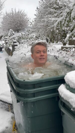 Jimmy Kelly Instagram - Einen wunderschönen verschneiten GUTEN MONTAGMORGEN! ❄️😉🌟

Gibt es hier noch jemanden, der wach werden muss? 
Dann könnten wir eine schöne kalte Dusche empfehlen. 😁

Jimmy beantwortet heute wieder zwei Fragen für Euch…
Wieso, weshalb, warum und wie oft das Eisbad? 🧊 
Und die zweite Frage, wen Jimmy mehr lieb hat: Paddy oder Angelo ? 🤷🏻‍♂️🥰😉 

Liebe Grüße an alle! 

TOURDATEN:

07.03.25 BREMEN
08.03.25 DRESDEN 
09.03.25 MAGDEBURG 

15.03.25 STUTTGART 
16.03.25 MANNHEIM 

26.03.25 DORTMUND 

11.04.25 WUPPERTAL 
12.04.25 OFFENBACH 

03.05.25 LEIPZIG 
04.05.25 MÜNCHEN 

30.05.25 HANNOVER 
31.05.25 BERLIN 

#jimmykelly #jimmykellyandthestreetorchestra #eisbaden #icebath #wimhofmethod #eisbadenmachtglücklich #itscoldbuthealthy #paddyorangelo #werkannsichdaschonentscheiden #ontour #live #greatbandgreatpeople #wirfeierndasleben #instagood 
#kellyfamily #thekellyfamily