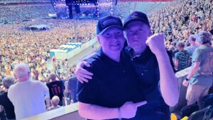 Jimmy Kelly Instagram - Liebe Freunde,
gestern Abend hatten wir das riesige Glück mal wieder ‚The Boss‘ @springsteen live zu erleben! 🤍
Mit knapp 74 Jahren rockt er noch immer die Bühne, als ob es kein Morgen gäbe. 
Manche meinen, dass es mit dem Alter bergab geht, doch ich kann bezeugen, dass es auch anders gehen kann…Bruce und seine E-Street Band sind Vorbilder, wenn es um Freude, Freundschaft und Mut geht. 
In diesem Sinne: Never say it‘s too late, we were born to run! ♥️ 
God bless, Euer Jimmy 

#jimmykelly #brucespringsteen #trampslikeus #babywewereborntorun #greatday #familytime #livemusicatitsbest #whenthebosscallsyouanswer #kellyfamily #thekellyfamily  @joeykelly.official 💙💪🏻 @ingo.mertens